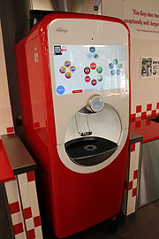 Der Getränkeautomat bei Five Guys  spendet 250 Kombinationen von Solft-Drinks (©Foto:Martin Schmitz)